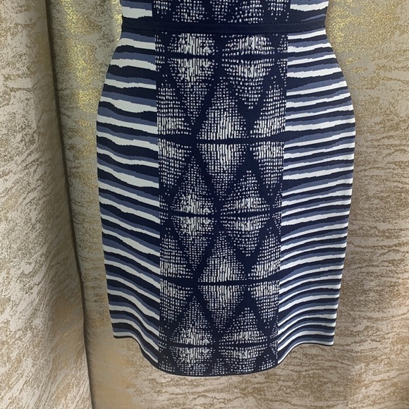 BCBG Maxazria Blue/White Ribbed Knit Hailey Shibori Dress Size M - Picture 7 of 15